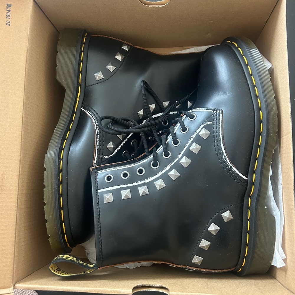 Doc Martens 1460 Stud in Black - Rolled Vintage Smooth.